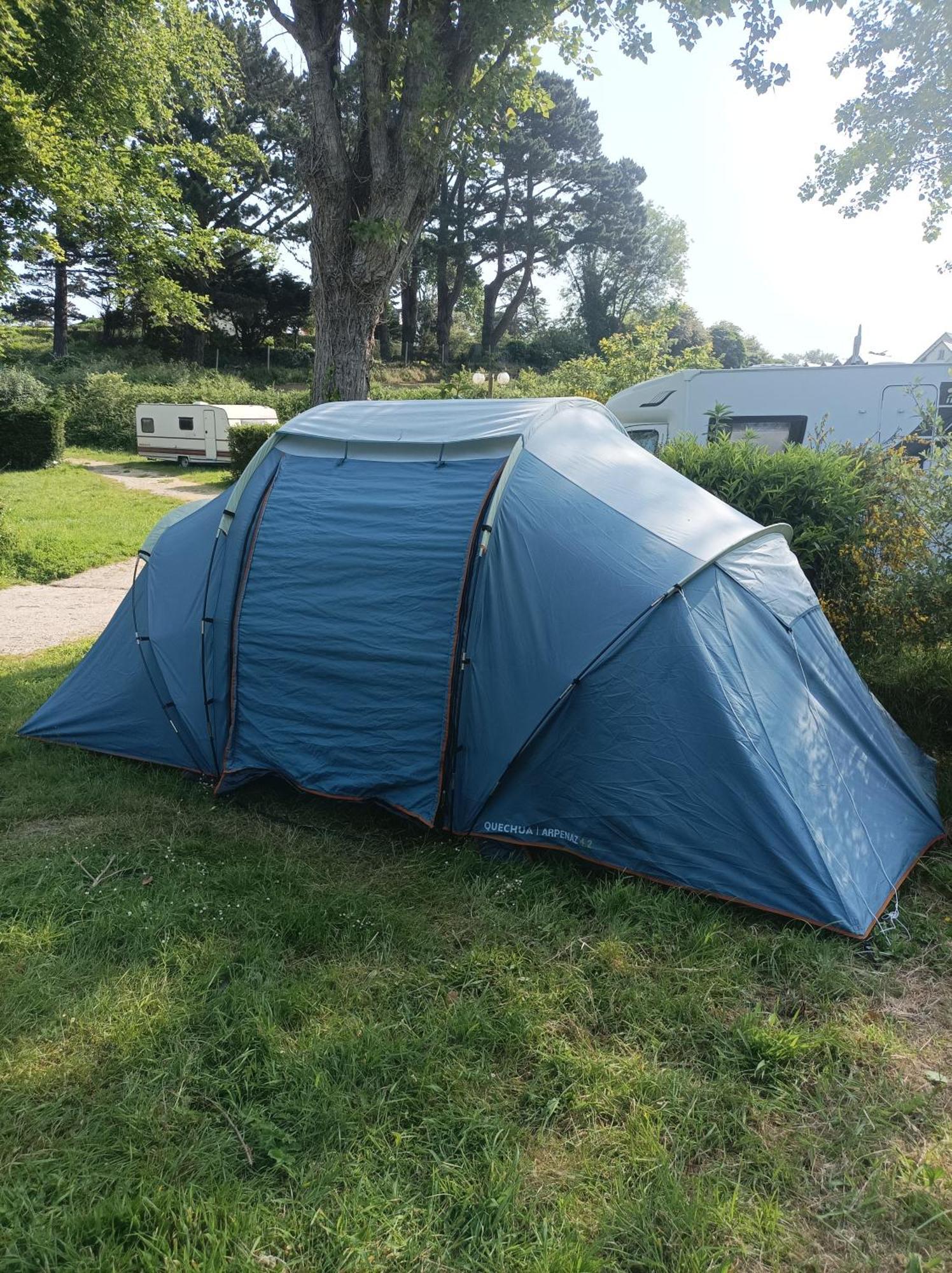 Les Hortensias Grande Tente Familiale Deux Chambres Et Sejour Vue Mer Sur Camping Nature Plestin-les-Greves Room photo